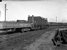 In 1947 rangeert loc 604 op het emplacement van Zwolle met een platte wagen met kolen.
Beeldmateriaal Het Utrechts Archief Nr. 151536 In 1947 diesel engine 604 is shunting on the yard of Zwolle with a wagon loaded with coal.
Image from Het Utrechts Archief Nr. 151536