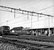 In december 1965 staan de bruine NS 2332 en een rode Plan V in Zevenaar.
Beeldmateriaal Het Utrechts Archief Nr. 155096 In December 1965 the brown diesel engine NS 2332 and a red diesel train unit (NS Plan V) are standing in Zevenaar.
Image from Het Utrechts Archief Nr. 155096