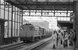 In 1979 rijdt de NS 2339 met een korte goederentrein uit Leiden GE richting Amsterdam. In 1979 the electric diesel engine NS 2339 is passing through Leiden with a short freight train in the direction of Amsterdam. 