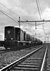 De NS 2407 rijdt op 23-6-1965 met een gemengde goederentrein met bolletjeswagens bij Zaandam.
Beeldmateriaal Het Utrechts Archief Nr. 169584 Diesel engine NS 2407 is driving with a mixed freight train nearby Zaandam. 
23-6-1965
Image from Het Utrechts Archief Nr. 169584