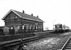 Twee DEII dieselstellen staan in Roodeschool in november 1970.
Beeldmateriaal Het Utrechts Archief Nr. 150600 Two diesel railcars type DEII from the NS are standing in Roodeschool in November 1970.
Image from Het Utrechts Archief Nr. 150600