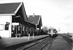 In december 1970 staat een DEII van de NS aan het perron in Sauwerd.
Beeldmateriaal Het Utrechts Archief Nr. 150658 In December 1970 a diesel railcar type DEII from the NS is standing in Sauwerd.
Image from Het Utrechts Archief Nr. 150658