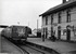 Op 21-5-1954 staat een DEII van de NS aan het peron in Usquert.
Beeldmateriaal Het Utrechts Archief Nr. 155030 On 21-5-1954 a diesel railcar type NS DEII is standing in Usquert.
Image from Het Utrechts Archief Nr. 155030