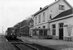 Een DEI staat in maart 1966 in Ruurlo. 
Beeldmateriaal Het Utrechts Archief Nr. 155016 A diesel train unit (NS DEI) is standing in Ruurlo in March 1966.
Image from Het Utrechts Archief Nr. 155016