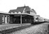 Op 1-10-1970 staat een DEI van de NS aan het perron in Simpelveld.
Beeldmateriaal Het Utrechts Archief Nr. 151343 On 1-10-1970 a diesel carriage type DEI is standing at the platform of Simpelveld.
Image from Het Utrechts Archief Nr. 151343