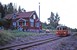 Op 3-8-1975 stopt het dieselstel Y7 nr 1200 van de SJ bij de gesloten halte van Svärdlång (een extra service van de machinist op aanvraag van de fotograaf) aan de DVVJ. On 3-8-1975 the Y7 diesel railcar nr 1200 from the SJ is making an extra stop at the closed station of Svärdlång on the DVVJ. The driver got to know the photographers and was willing to make the extra stop.