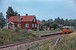 Op 31-7-1975 komt een Y7 diesel treinstel van de SJ aan in Växvik onderweg richting het noorden over de DVVJ. A diesel railcar type Y7 from the SJ arrives at Växvik  on its way north on the DVVJ.
31-7-1975.