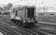 De geel grijze Hippel NS 639 rangeert in 1983 over de sporen van Den Haag CS.  The yellow-gray diesel shunter type 