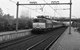 De NS 1122 rijdt in 1983 Delft Zuid voorbij met een aantal ICR rijtuigen en als laatste een Plan W. Electric engine NS 1122 is passing Delft Zuid with some ICR coaches and a plan W.
Around 1983