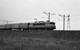 In 1983 passeert de NS 1651 Leiden aan de noordzijde (bij Merewijk) met een trein richting Leiden over het buitenste spoor. In 1983 the NS 1651 is passing through Leiden in the direction of Leiden. 