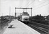 In april 1975 staat een Hondekop (Mat54) klaar voor vertrek in het nieuwe station Hengelo Oost, waarbij de conducteur het sein voor vertrek geeft aan de machinist.
Beeldmateriaal Het Utrechts Archief Nr. 155607 In April 1975 an electric railcar (Hondekop Mat54) from the NS is ready for departure at the new station of Hengelo Oost. 
The conductor is signalling the train driver that all is clear.
Image from Het Utrechts Archief Nr. 155607