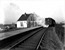 Op 22-2-1950 rijdt de stoomtrein uit station Karselaan in Amstelveen richting Amsterdam Haarlemmermeer.
Beeldmateriaal Het Utrechts Archief Nr. 154632 On 22-2-1950 a steam train is leaving the station 