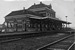 Het station van Appingedam aan de spoorzijde in november 1970.
Beeldmateriaal Het Utrechts Archief Nr. 153025 The station of Appingedam seen from the tracks in November 1970.
Beeldmateriaal Het Utrechts Archief Nr. 153025