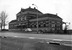 Het station van Appingedam aan de straatzijde in november 1970.
Beeldmateriaal Het Utrechts Archief Nr. 150107 The station of Appingedam seen from the street in November 1970.
Beeldmateriaal Het Utrechts Archief Nr. 150107