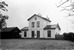 Het station van Arnemuiden op 5-11-1953 met de oude goederenloods.
Beeldmateriaal Het Utrechts Archief Nr. 166821 The station of Arnemuiden on 5-11-1953 with the old goods shed.
Image from Het Utrechts Archief Nr. 166821