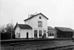 Het station van Arnemuiden op 5-11-1953 met de oude goederenloods.
Beeldmateriaal Het Utrechts Archief Nr. 166823 The station of Arnemuiden on 5-11-1953 with the old goods shed.
Image from Het Utrechts Archief Nr. 166823