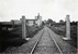 De aansluting naar het raccordement van Eternit BV in Goor waar de silowagens (bollenwagens) met cement uit Erwitte worden gelost.
12-9-1961
Beeldmateriaal Het Utrechts Archief Nr. 169567 The siding to Eternit BV in Goor where some silowagons with cement from Erwitte are being unloaded.
12-9-1961.
Image from Het Utrechts Archief Nr. 169567