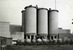 De aansluting naar het raccordement van Eternit BV in Goor waar de silowagens (bollenwagens) met cement uit Erwitte worden gelost.
12-9-1961
Beeldmateriaal Het Utrechts Archief Nr. 169582 The siding to Eternit BV in Goor where some silowagons with cement from Erwitte are being unloaded.
Image from Het Utrechts Archief Nr. 169582