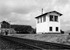 Het station van Kesteren in juli 1967 met het seinhuis.
Beeldmateriaal Het Utrechts Archief Nr. 154717 The station of Kesteren in July 1967 with the signalling house.
Image from Het Utrechts Archief Nr. 154717