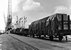 Een lange rij goederenwagons op een kade in de Rotterdamse haven. 
Oktober 1966.
Beeldmateriaal Het Utrechts Archief Nr. 166966 Some freight wagons on a quay in Rotterdam.
October 1966.
Image from Het Utrechts Archief Nr. 166966