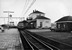 Het station van Steenwijk met een hondekop (Mat54) op 23-11-1970.
Beeldmateriaal Het Utrechts Archief Nr. 153288  The station of Steenwijk with an electric railcar type Hondekop (Mat54) from the NS.
23-11-1970
Image from Het Utrechts Archief Nr. 153288 