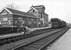 Het station van Terborg in februari 1966 met de buurtgoederentrein, getrokken door een sik.
Beeldmateriaal Het Utrechts Archief Nr. 150715 The station of Terborg in Februari 1966 with a freight train pulled by a diesel shunting engine type 