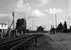 De spoorlijn bij Tiel met de AHOB bij de spoorwegovergang in de Lingedijk in juli 1967.
Beeldmateriaal Het Utrechts Archief Nr. 159959 The railroad crossing in the Lingedijk in Tiel in July 1967.
Image from Het Utrechts Archief Nr. 159959