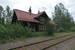 Het oude stationsgebouw van Gopshus uit 1896, aan de lijn Mora - Älvdalen (MEJ) op 27-7-2016 om 21:39.
Tegenwoordig is dit stationsgebouw als woonhuis in gebruik.  The old station building of Gopshus from 1896 on the Mora - Älvdalen railway (MEJ) on 27-7-2016 at 21:39.
Nowadays this station is in use as a private home.