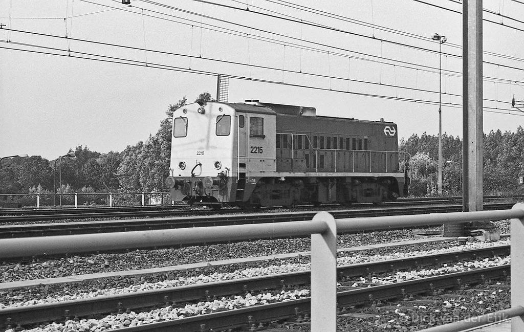 d-2215-Leiden-binnenrijdt-1983.jpg