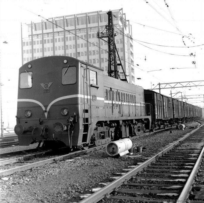 d-2232_met_een_goederentrein_te_Amsterdam_CS_19-01-1961_03_166586.jpg