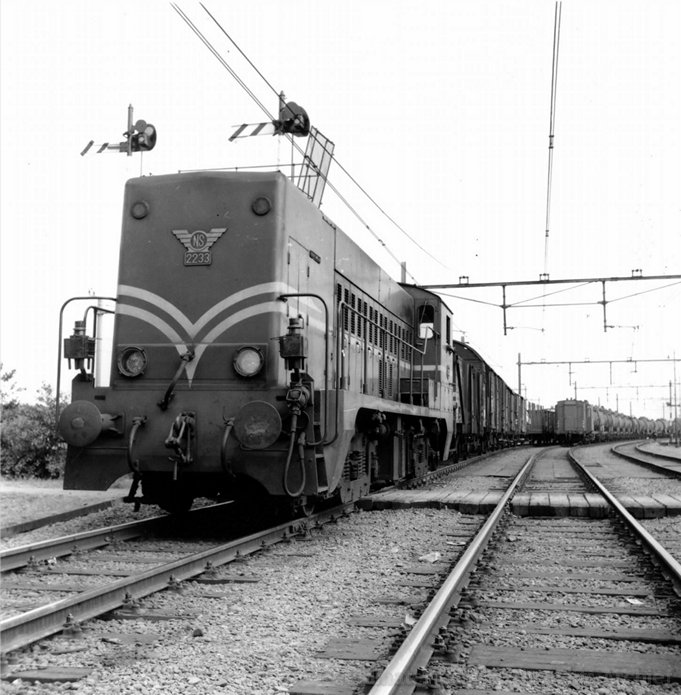 d-2233_met_goederentrein_bij_Lunetten_1959_166597.jpg