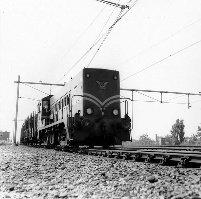 d-2264_met_goederentrein_nabij_Amsterdam_Amstel_1959_167032.jpg