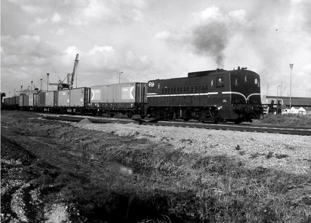 d-2265_met_containertrein_Rotterdam_Waalhaven_1979_159916.jpg