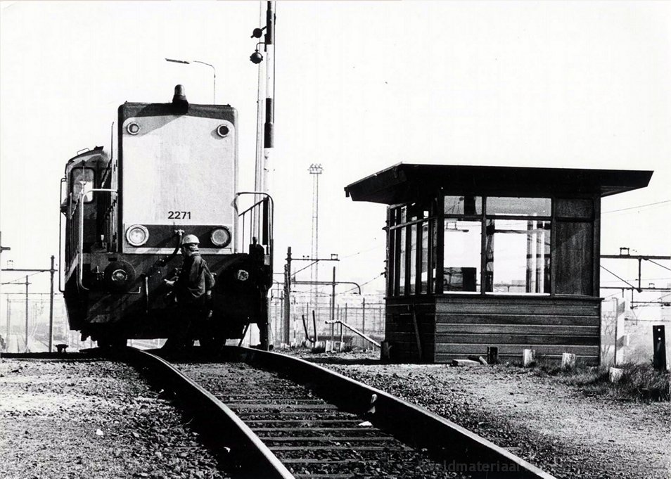 d-2271_bij_de_heuvelpost_rangeerterrein_Watergraafsmeer_Amsterdam_1971_168697.jpg