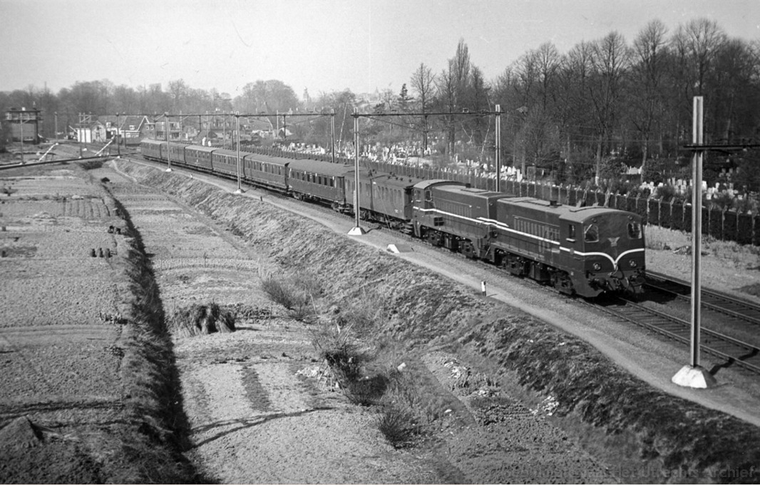 d-2271_en_2311_met_een_meettrein_bij_Lunetten_te_Utrecht_13-3-1957_160917.jpg