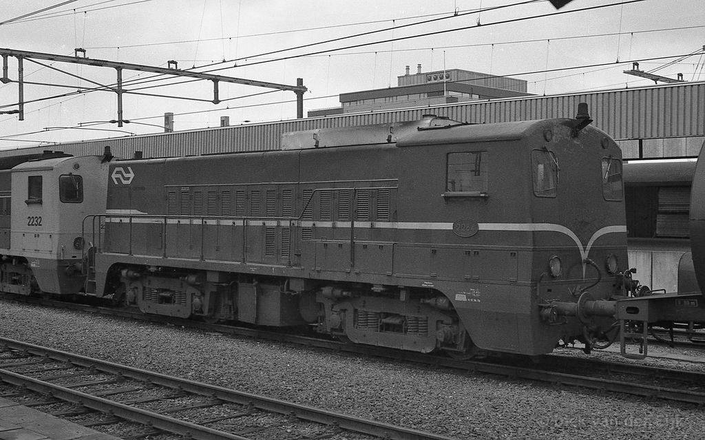 d-2284-Bruin-DDenHaagHS-KlaarOlietreinRiLoolaan-2232-1979.jpg