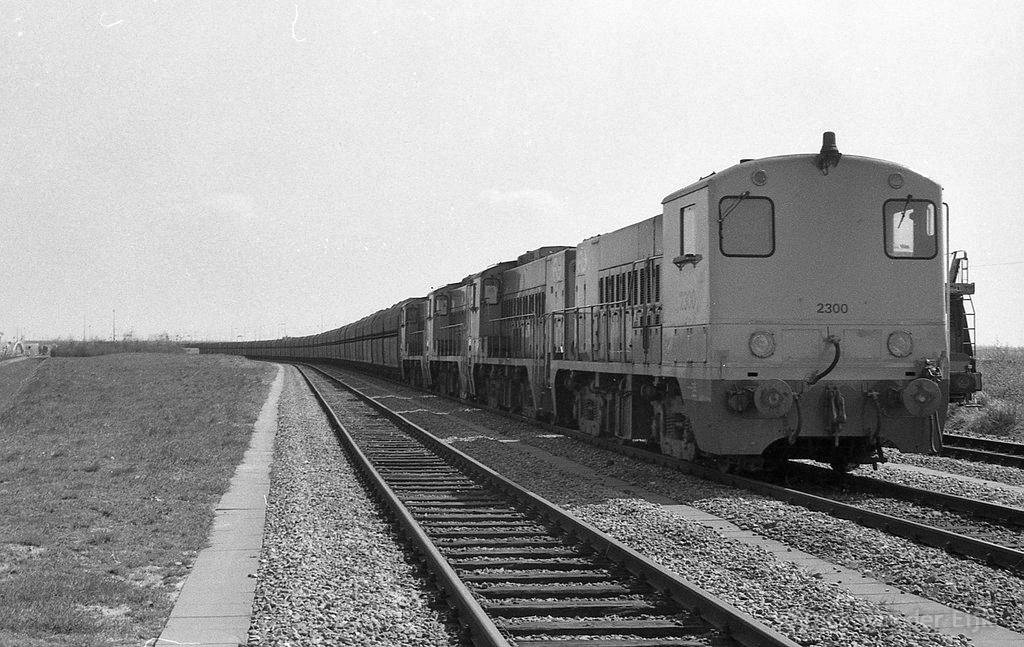 d-2300-2344-2228-2246-Rdam-Maasvlakte-ertsBinnenlopen-1979.jpg