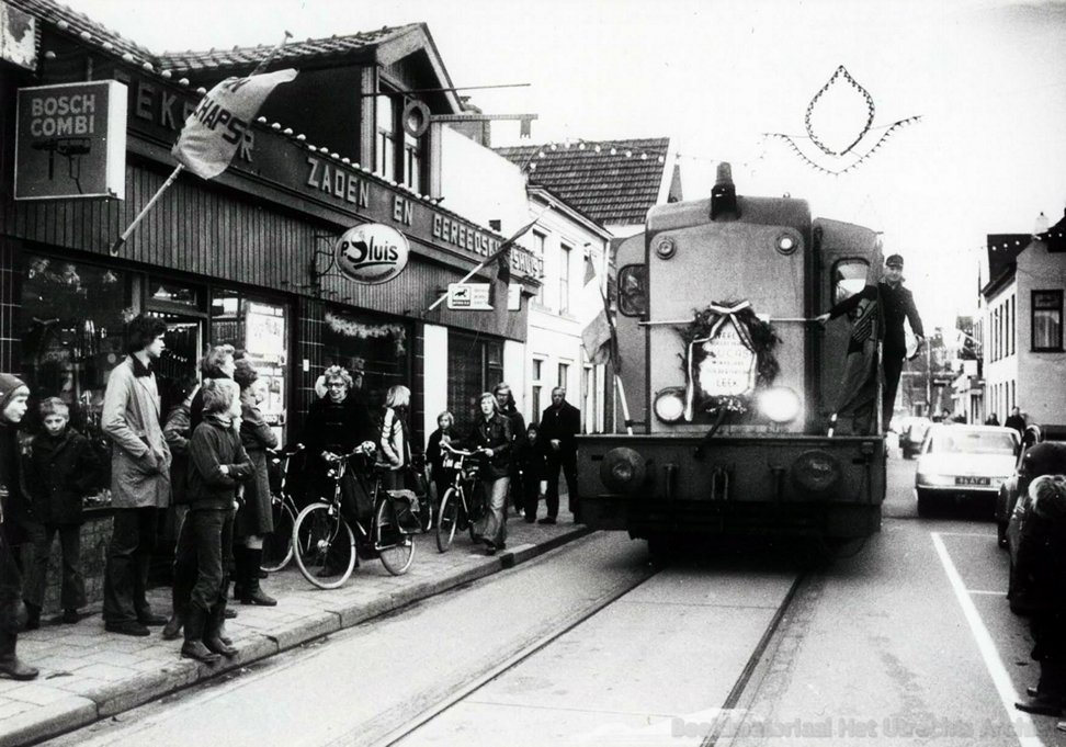 d-2400_hoofdstraat_Leek_Groningen_-_Drachten_afscheid_rangeerder_Lucas_Muller_30-12-1977_168189.jpg