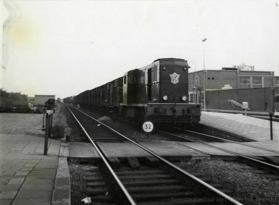 d-2402_met_goederentrein_bij_Cuijk_1964_808549.jpg