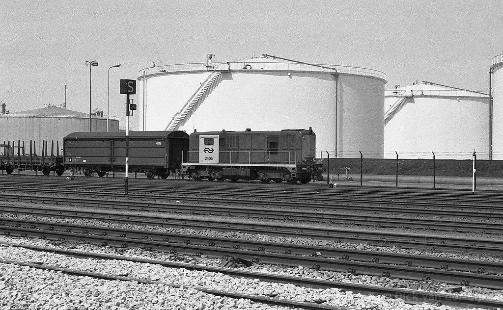 d-2405-Goederentrein-VoorTanksPernis-Shell-RDam-1979.jpg