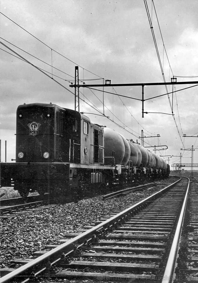 d-2407_met_goederentrein_silowagens_te_Zaandam_23-06-1965_169584.jpg