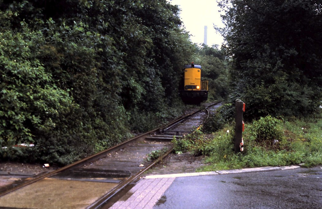 d-2409_Utrecht_juli_1987_De_lokomotief_haalt_wagens_op_bij_de_Protonhaven.jpg