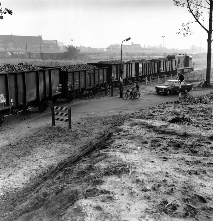 d-2409_rangeren_bietentrein_Roosendaal_op_spoorwegovergang_Borchwerf_10-1973_167177.jpg