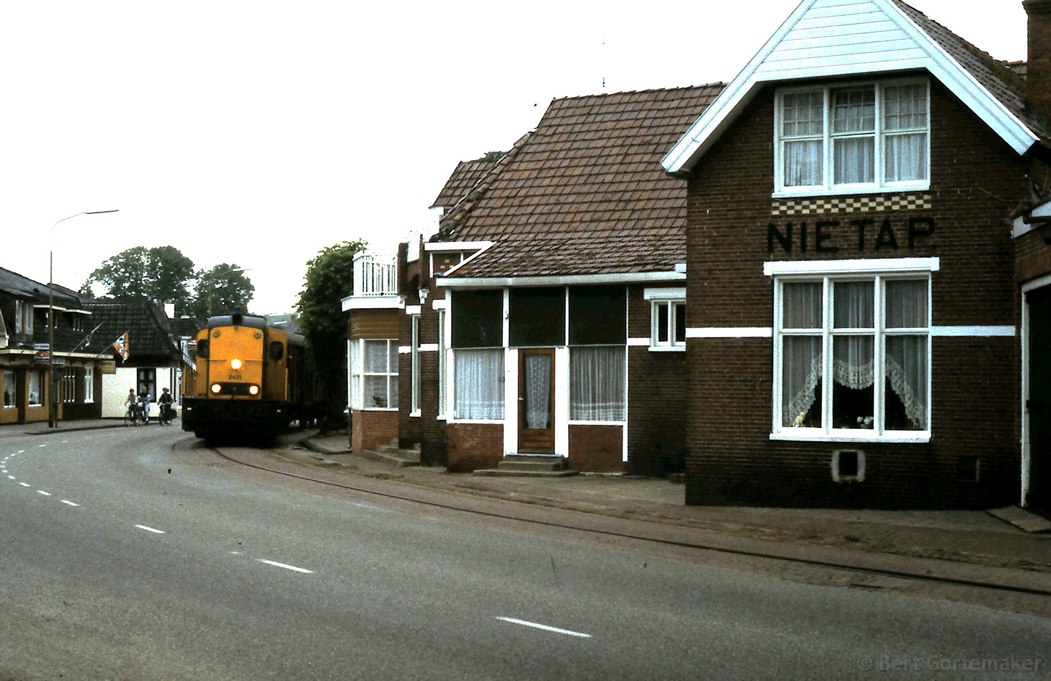 d-2431_Trein_in_Nietap_juni_1984.jpg