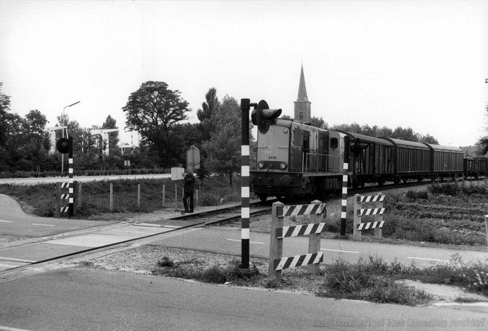 d-2478_passeert_Industrieweg_te_Mijndrecht_20-07-1981_goederentrein_Uithoorn_naar_Utrecht_25424.jpg