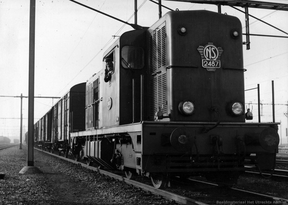 d-2487_een_goederentrein_op_het_emplacement_te_Lage_Zwaluwe_16-01-1961_154303.jpg