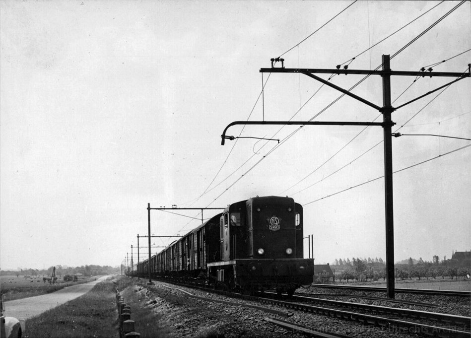 d-2493_nabij_Schalkwijk_circustrein_van_Circus_Krone_05-15-1959_154154.jpg