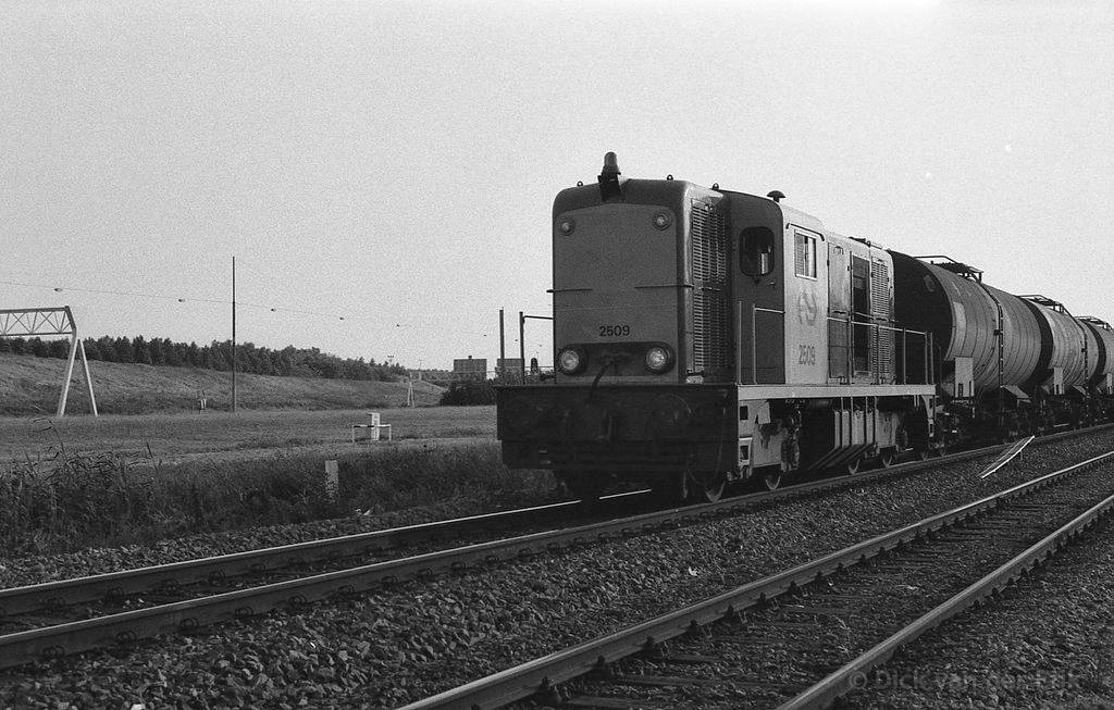 d-2509-Botlekbrug-Helling-KetelwagensRiKijfhoek-1984.jpg