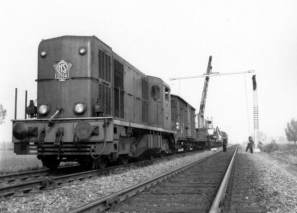 d-2514_tussen_Roosendaal_en_Essen,_werktrein_plaatsen_bovenleidingsportalen_08-1956_166443.jpg