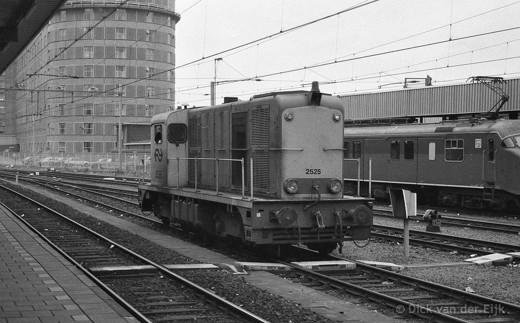 d-2525-DenHaagHS-overGoederensporen-BruineMp-postperron-1983.jpg